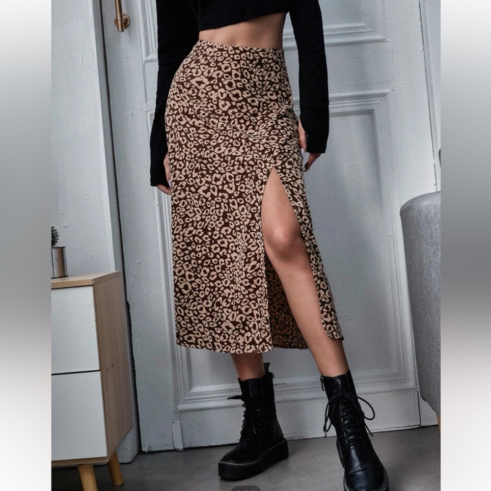 Animal print mid/thigh skirt.